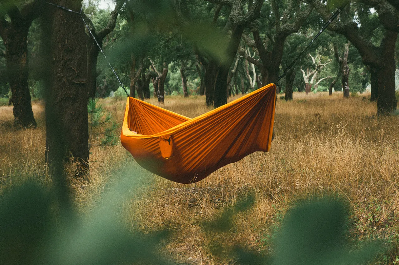 Osoba śpiąca w hamaku w lesie, natura, spokój