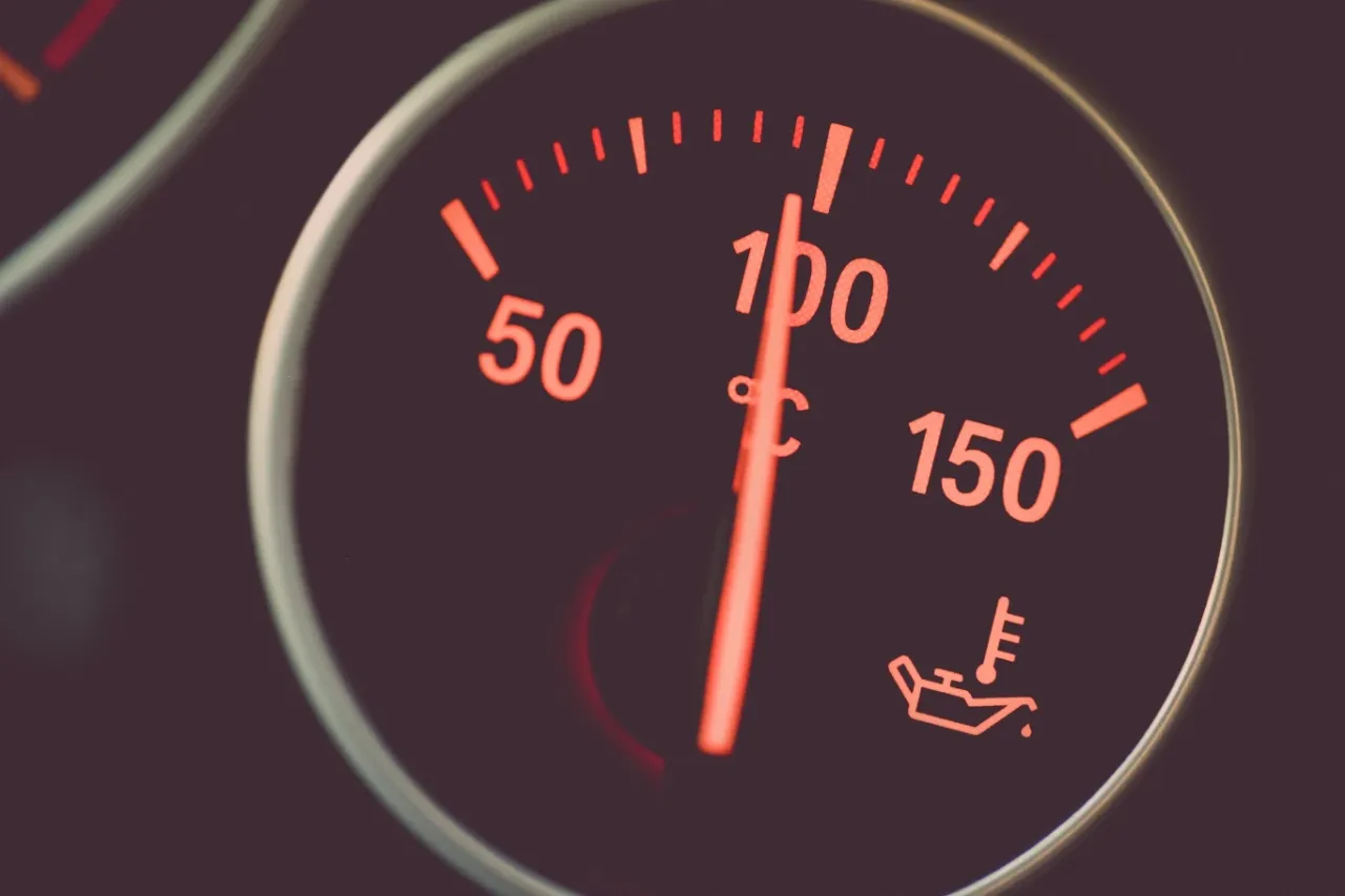 Wskaźnik temperatury oleju w silniku pokazuje ok. 100°C. Prawidłowa temperatura oleju w silniku powinna mieścić się w tym zakresie.