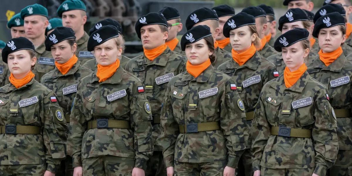 Absolwent w mundurze, różne służby mundurowe