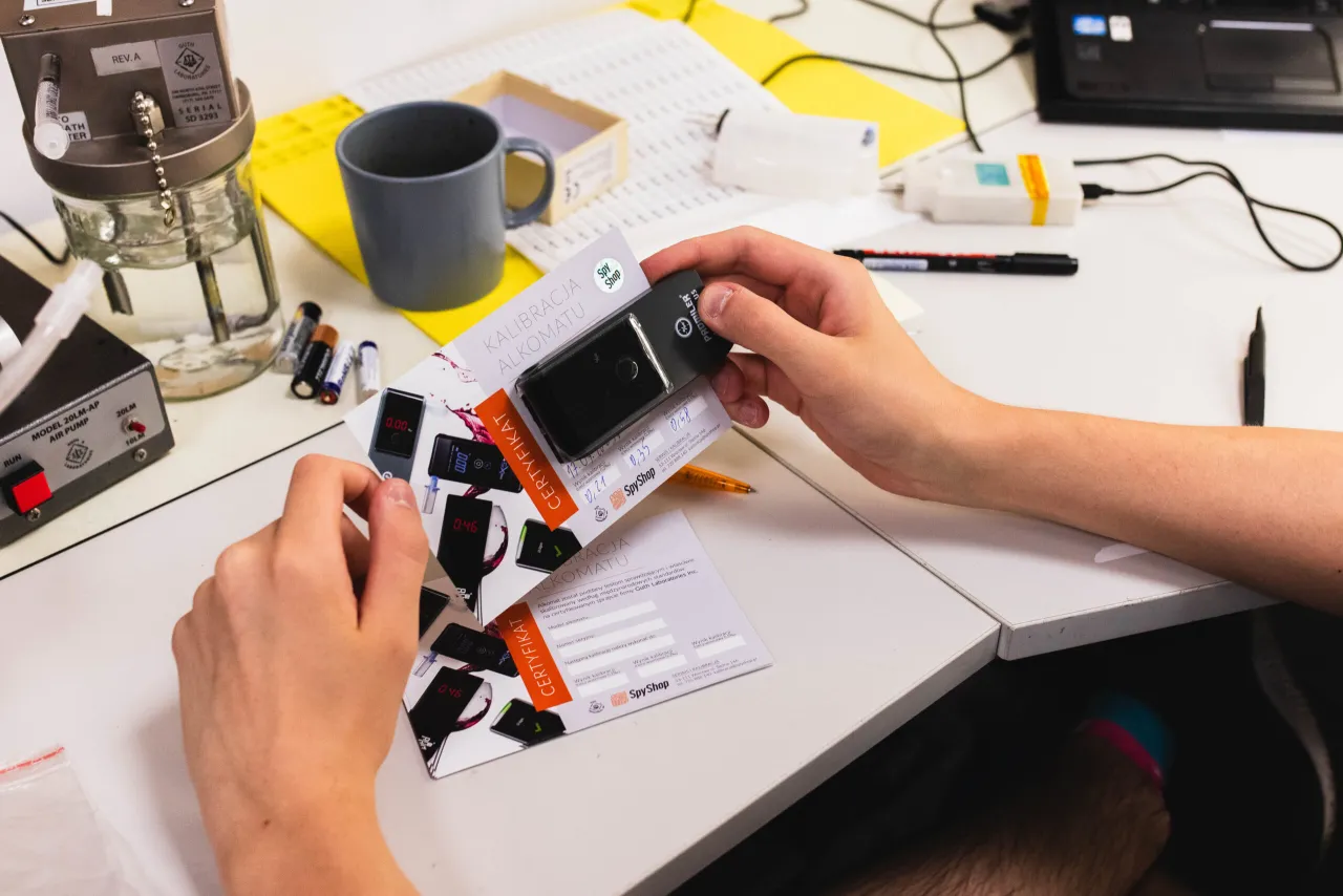 Alkomat elektrochemiczny vs półprzewodnikowy schemat