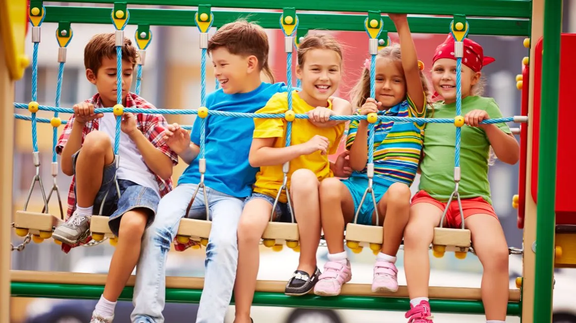 dzieci bawiące się w r&oacute;żnych miejscach