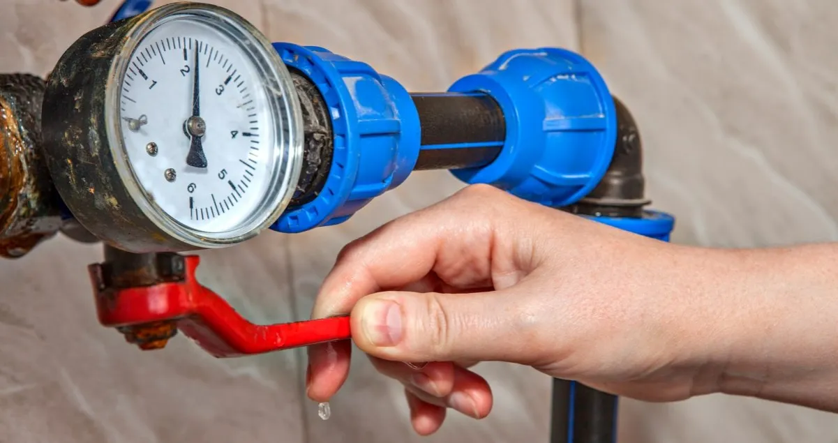 uszkodzona instalacja wodna wysokie ciśnienie