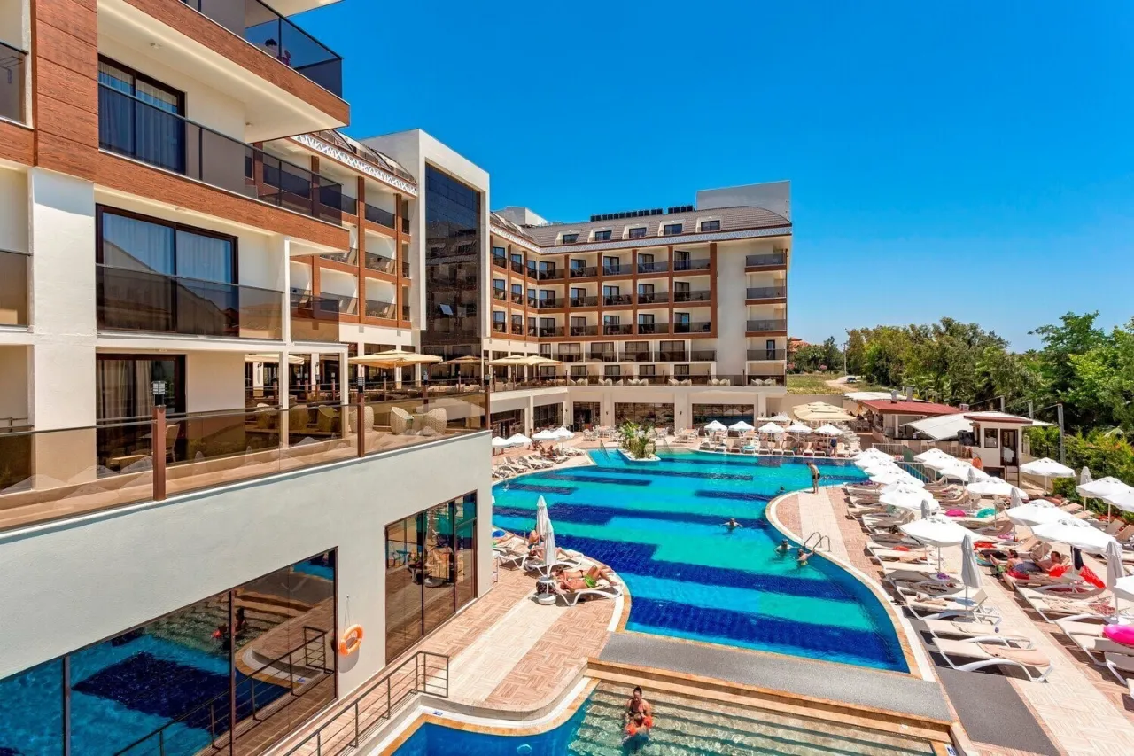 Nowe budynki hotelowe z basenami i leżakami. To właśnie co to znaczy resort – miejsce relaksu i wypoczynku.