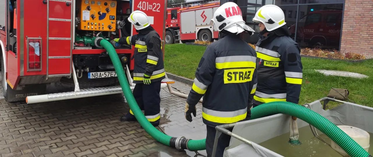 strażak w akcji, szkolenie strażaków, wóz strażacki