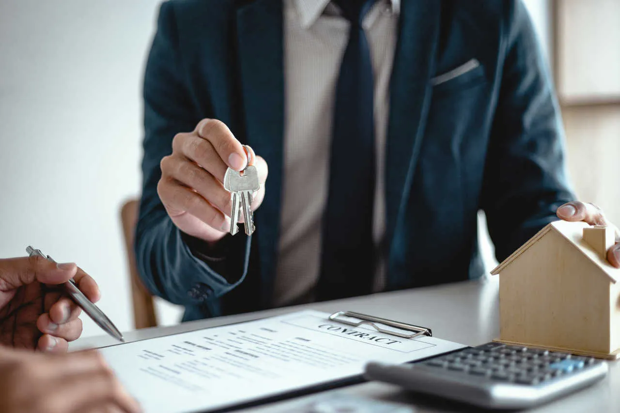 osoba analizująca dokumenty i wykresy, przygotowanie do negocjacji nieruchomości