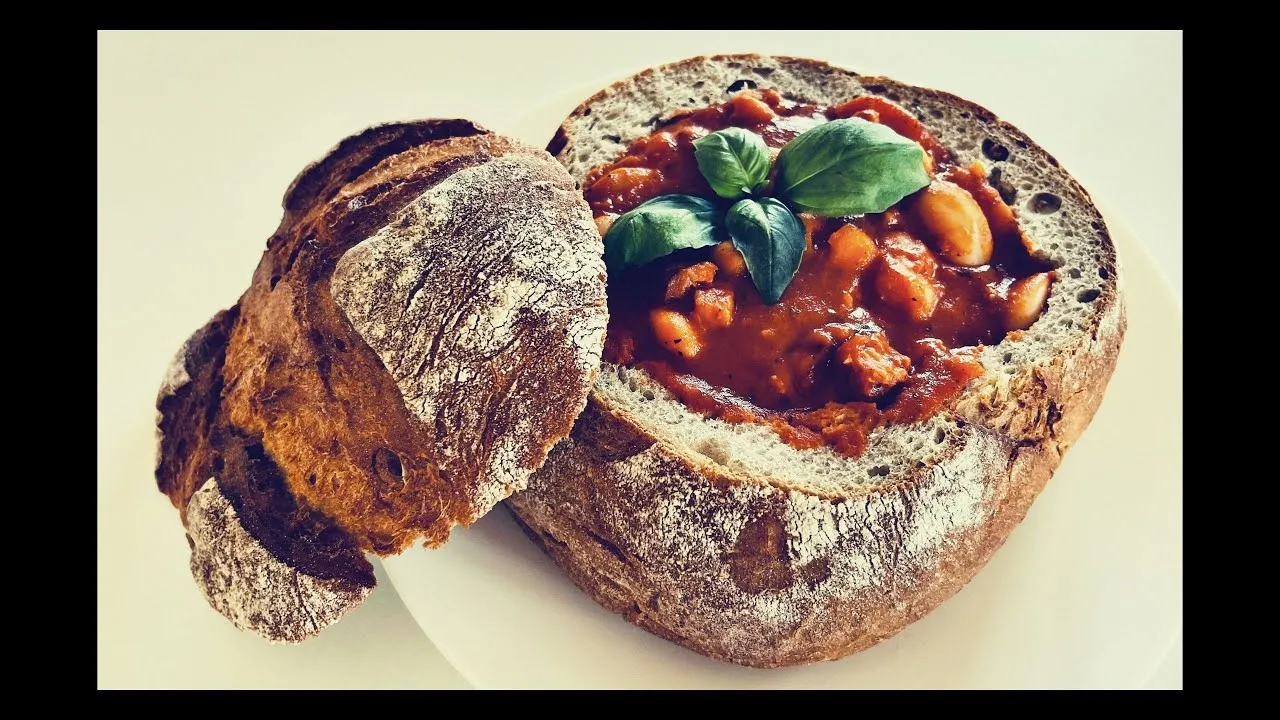 Fasolka po bretońsku z chlebem i kiełbasą