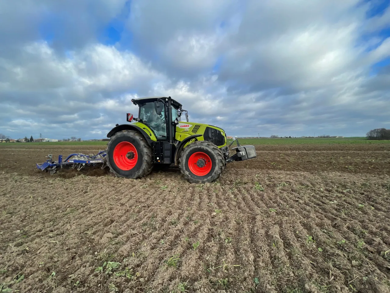 Rolnik testujący ciągnik na polu