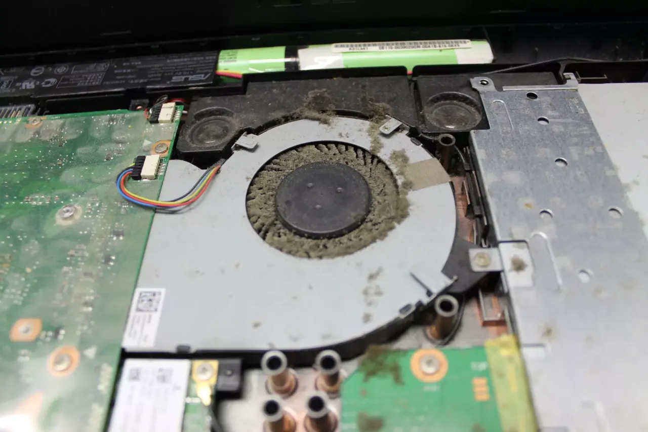 czyszczenie radiatora procesora sprężonym powietrzem