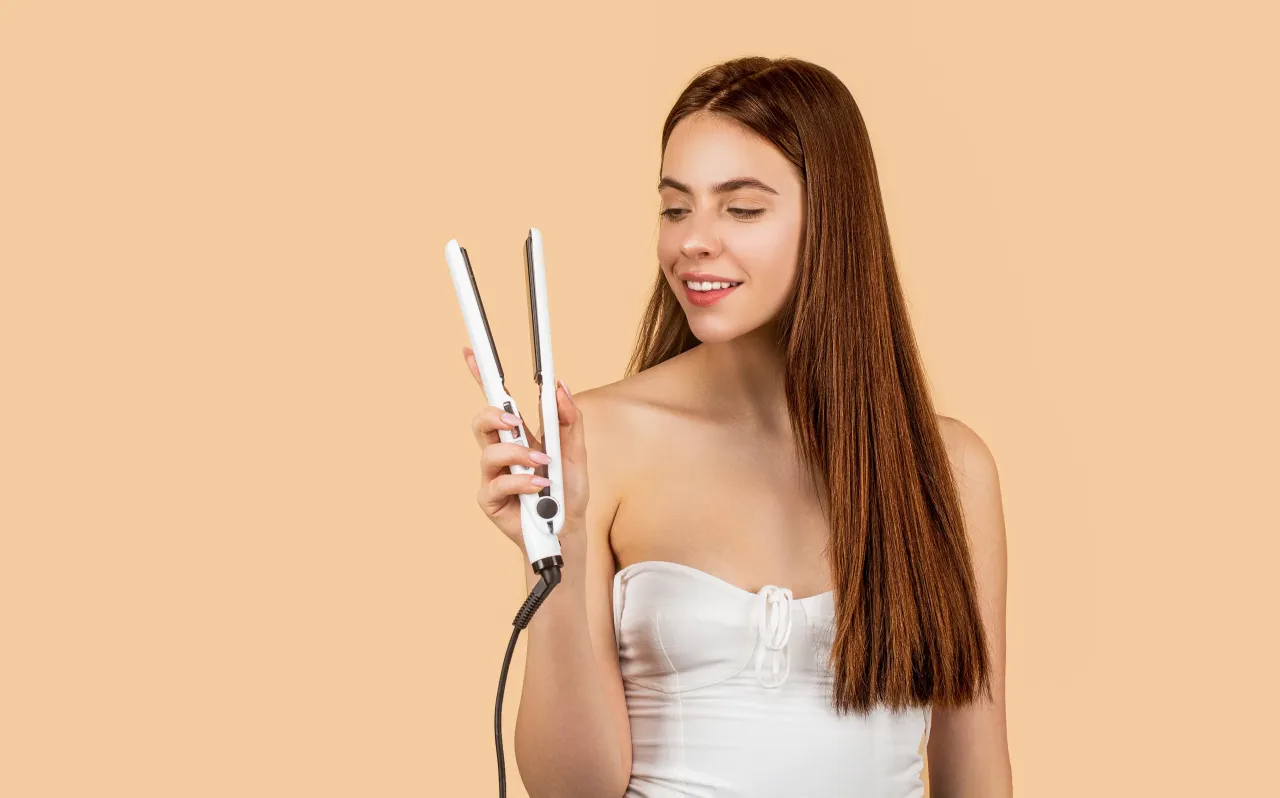 Prostownica do włos&oacute;w z puszącymi się włosami