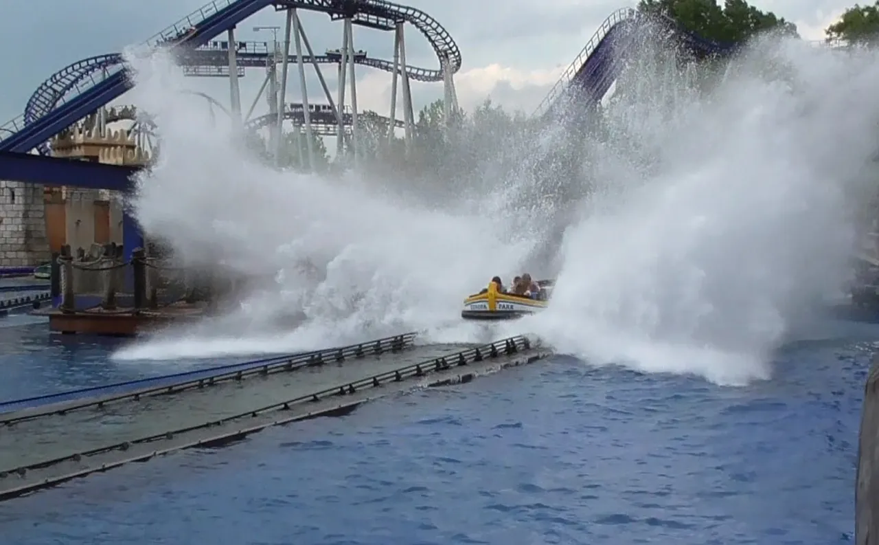 Wasserachterbahn Poseidon Europa-Park spritzt ins Wasser