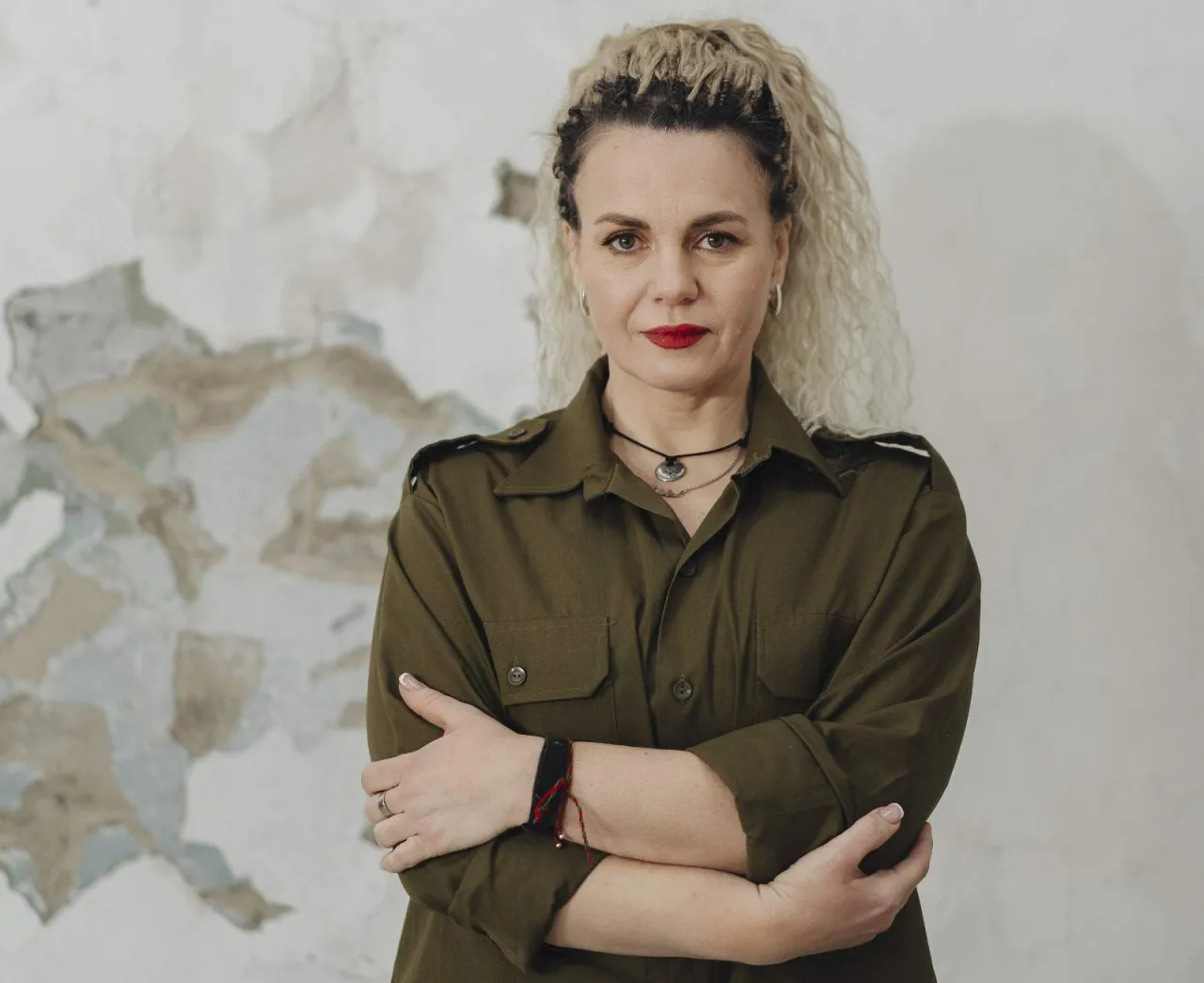 terapeuta rozmawiający z pacjentem w gabinecie, symbolizujący pomoc psychologiczną