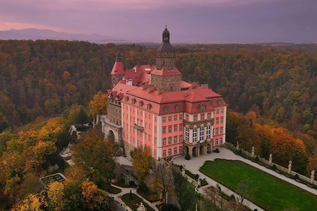 rodzina zwiedzająca zamek w Polsce