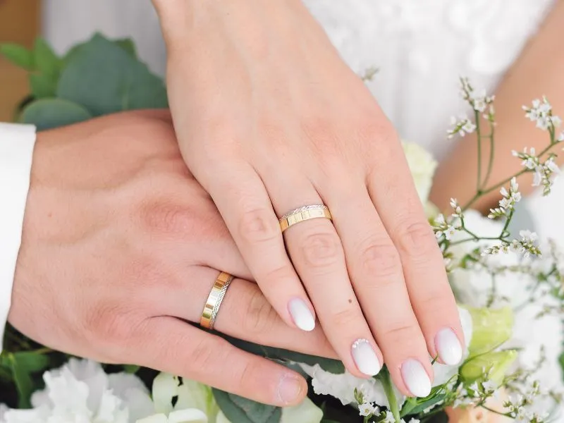 obrączki ślubne na prawej dłoni
