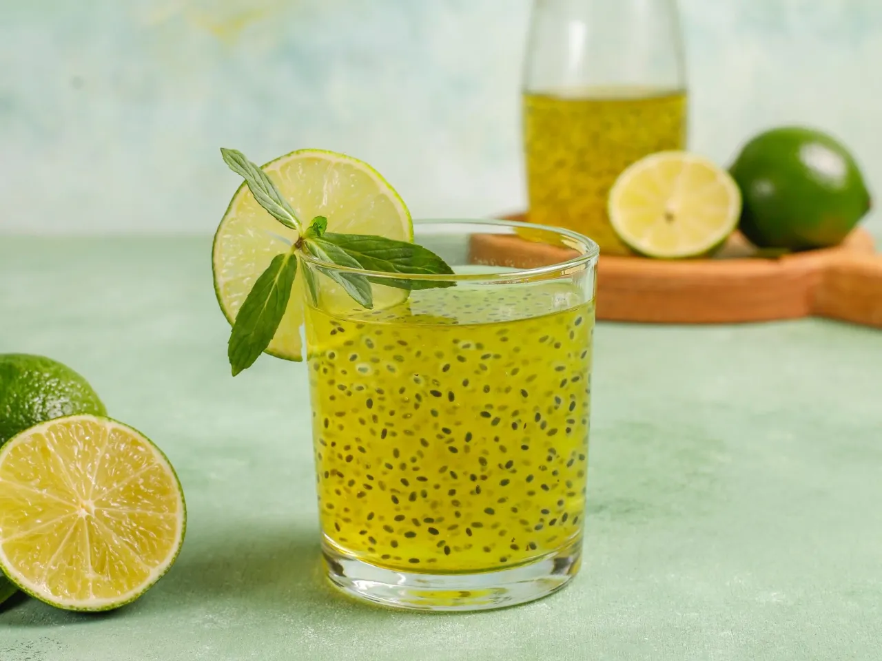 Orzeźwiający napój z nasionami chia, limonką i miętą. Dowiedz się, jak pić nasiona chia dla zdrowia i energii.
