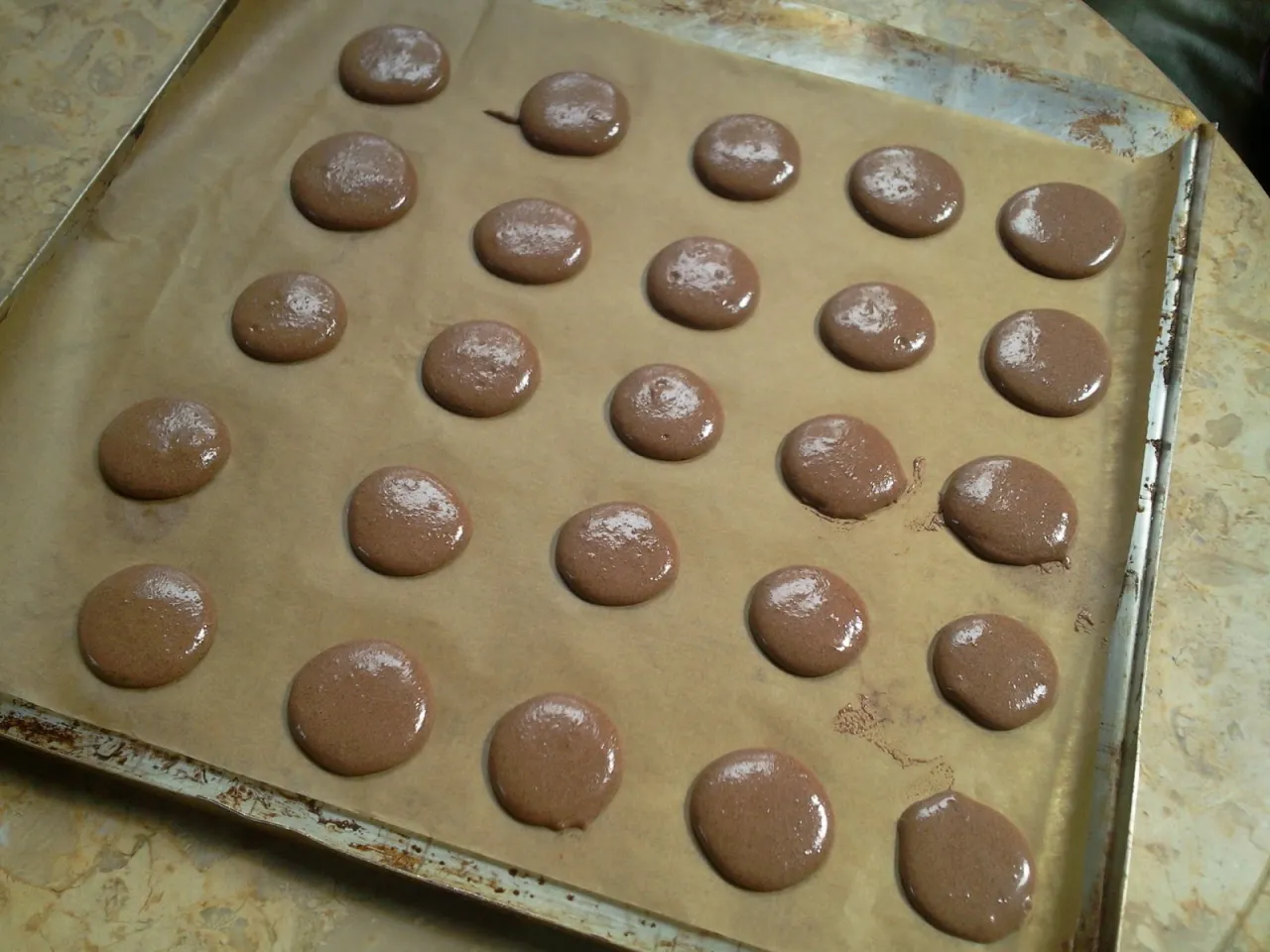 prawidłowo wysuszone makaroniki przed pieczeniem