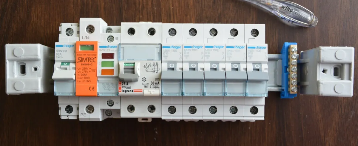 przykładowa rozdzielnica elektryczna z wieloma różnicówkami