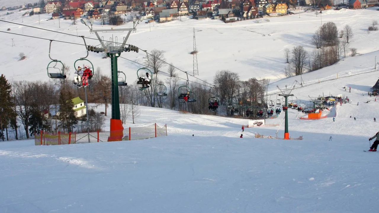 Wyciąg krzesełkowy w Bukowinie Tatrzańskiej. To jedna z głównych atrakcji zimowych, gdzie można podziwiać piękne widoki i jeździć na nartach.