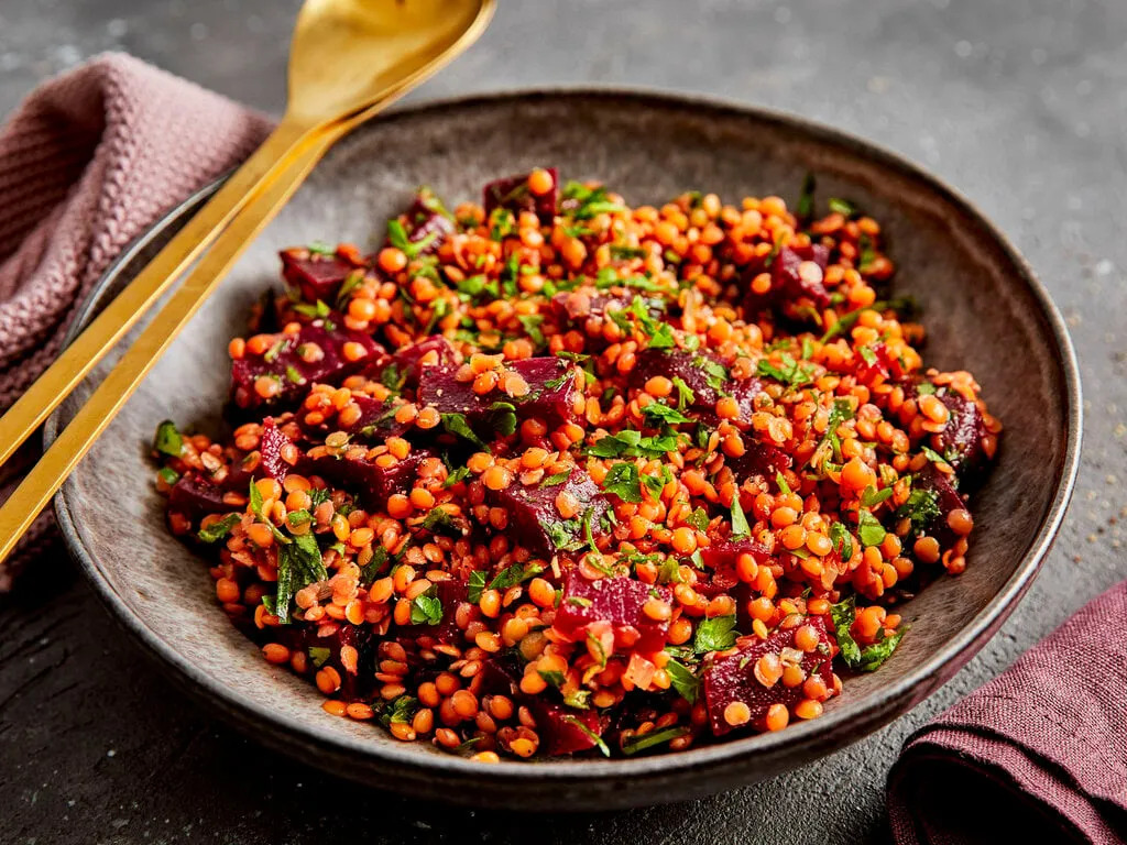 verschiedene variationen von rote linsen salat nebeneinander mediterran orientalisch vegan