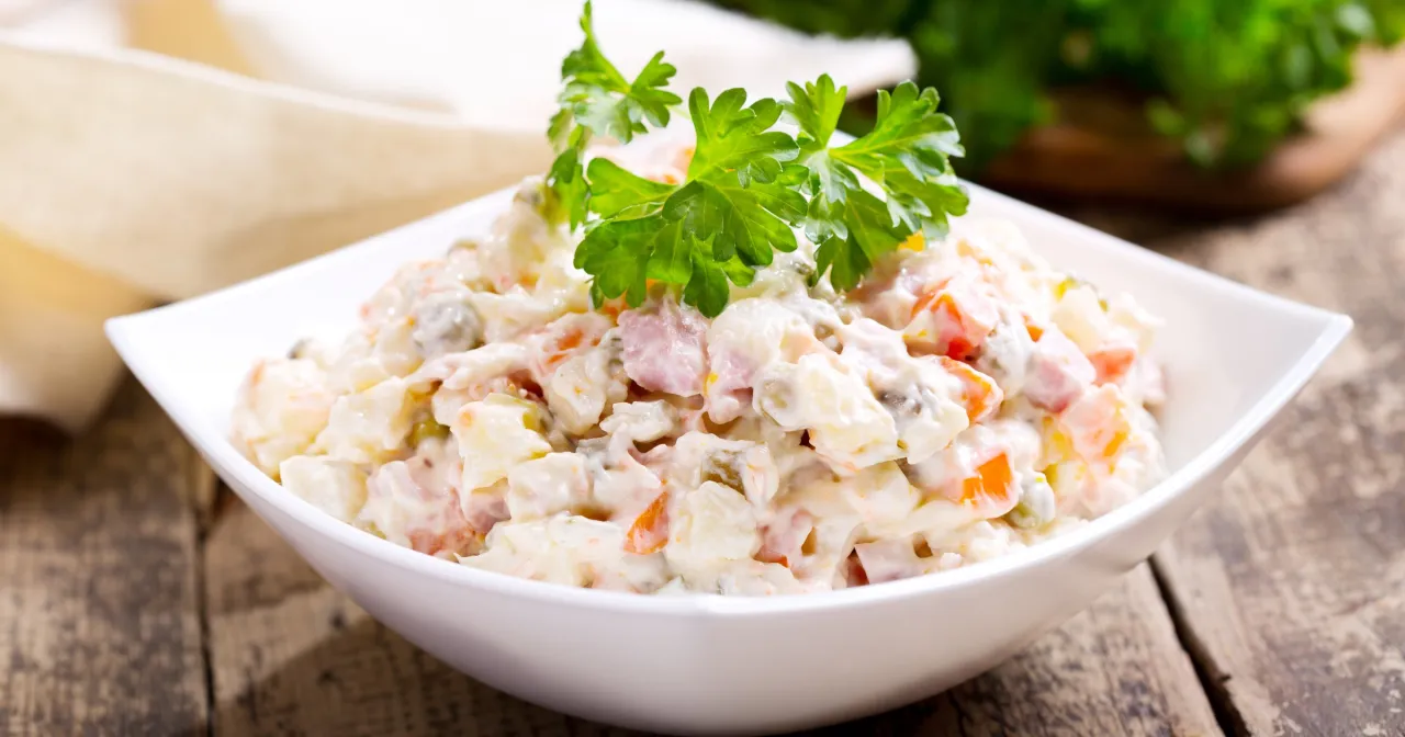 Składniki do doprawiania sałatki jarzynowej