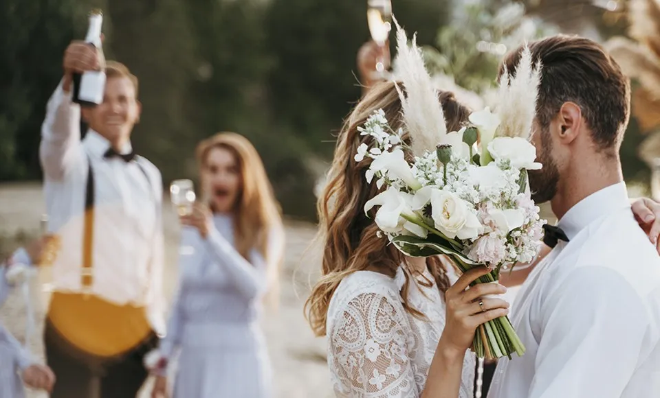 Świadkowie na ślubie kościelnym składają podpisy