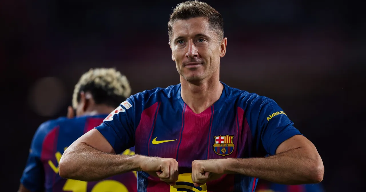 Robert Lewandowski w koszulce FC Barcelona, dumny z przynależności do składu.
