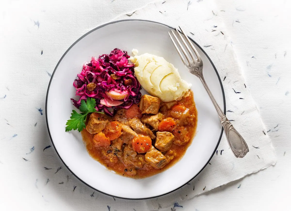 gulasz z sosem z mąki i wody