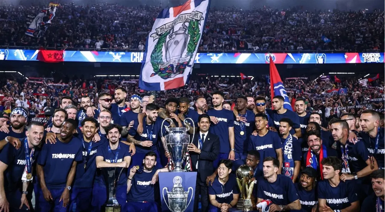 Drużyna świętuje z pucharem Ligi Mistrz&oacute;w. Czy to oni wygrali ostatnią Ligę Mistrz&oacute;w?