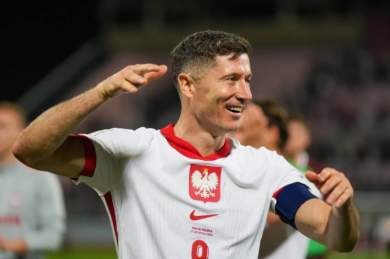 Robert Lewandowski w koszulce reprezentacji Polski, celebrujący gola