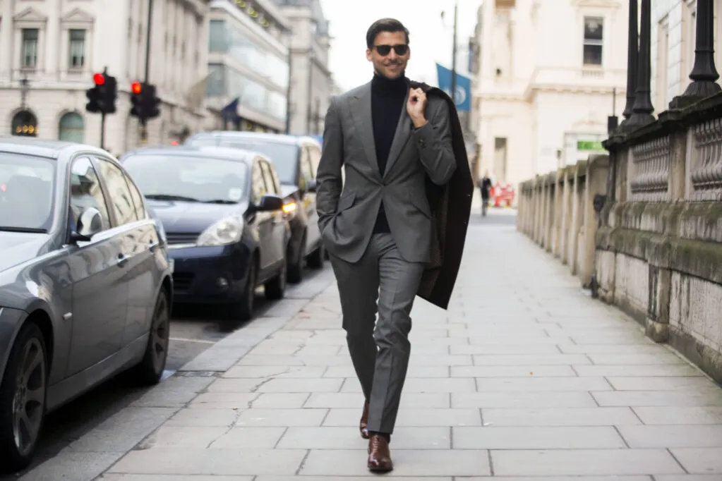 mężczyzna w czarnej koszuli i szarych spodniach elegancka stylizacja