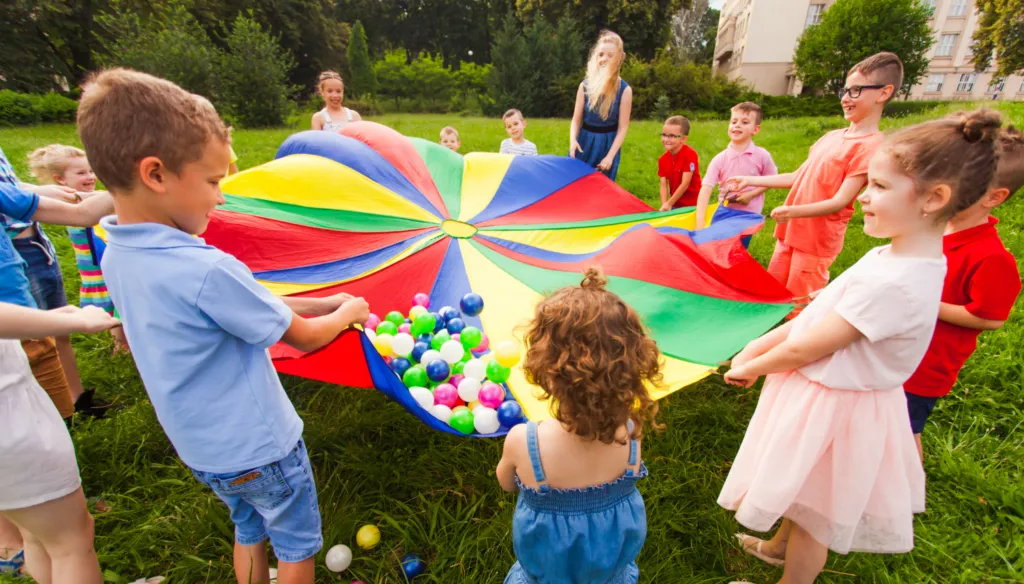 dzieci bawiące się w grupie na świeżym powietrzu