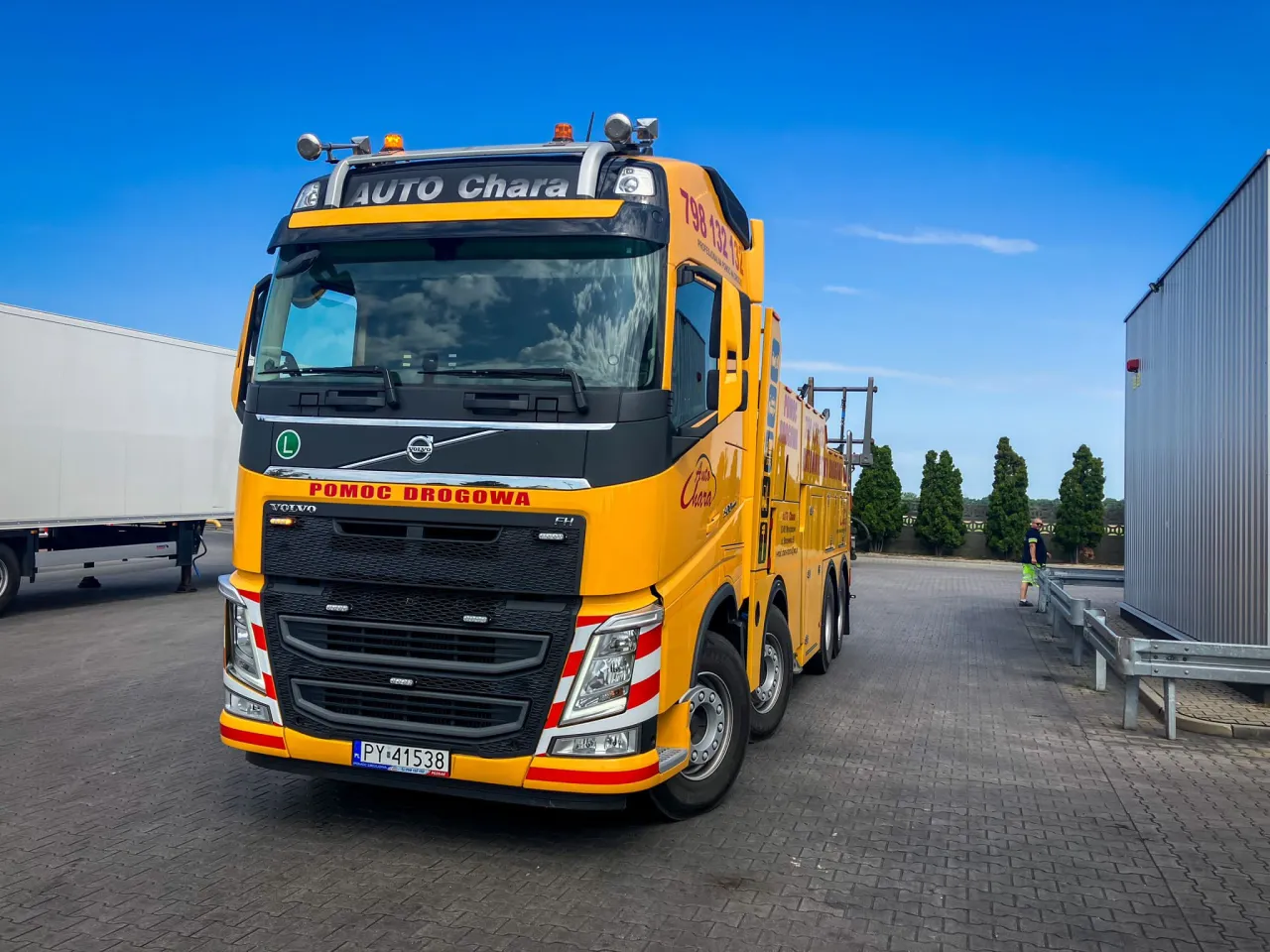 pomoc drogowa holująca samochód na autostradzie