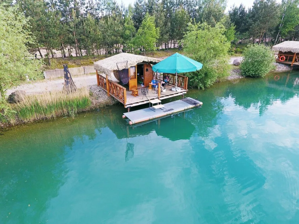 Wygodne stanowisko wędkarskie z domkiem na łowisku karpiowym