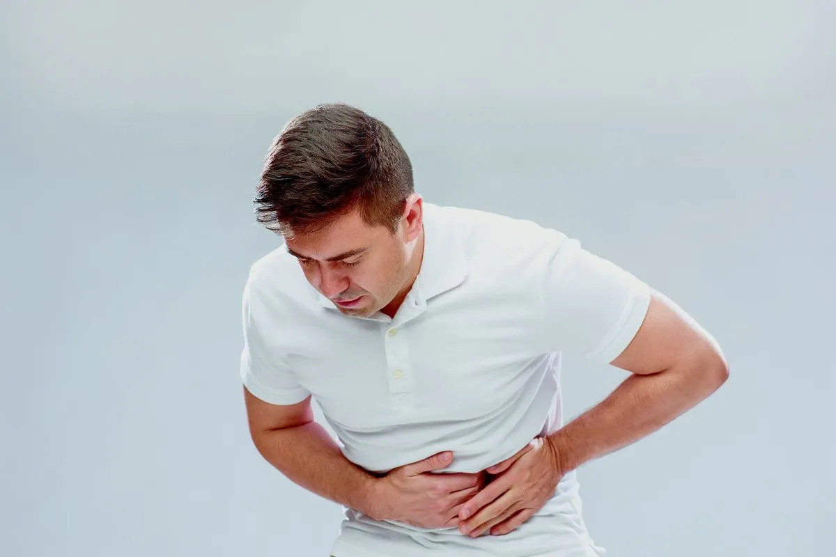 Osoba z bólem brzucha