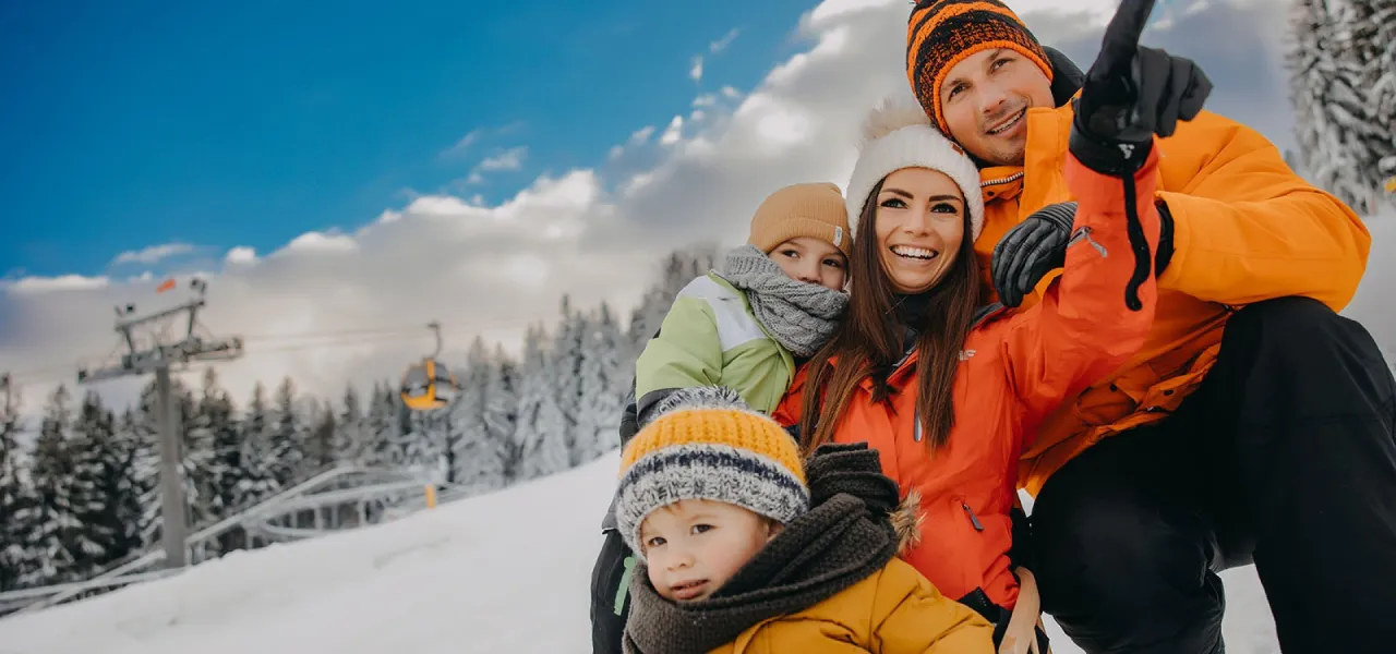 Rodzina na zimowym wyjeździe w g&oacute;rach