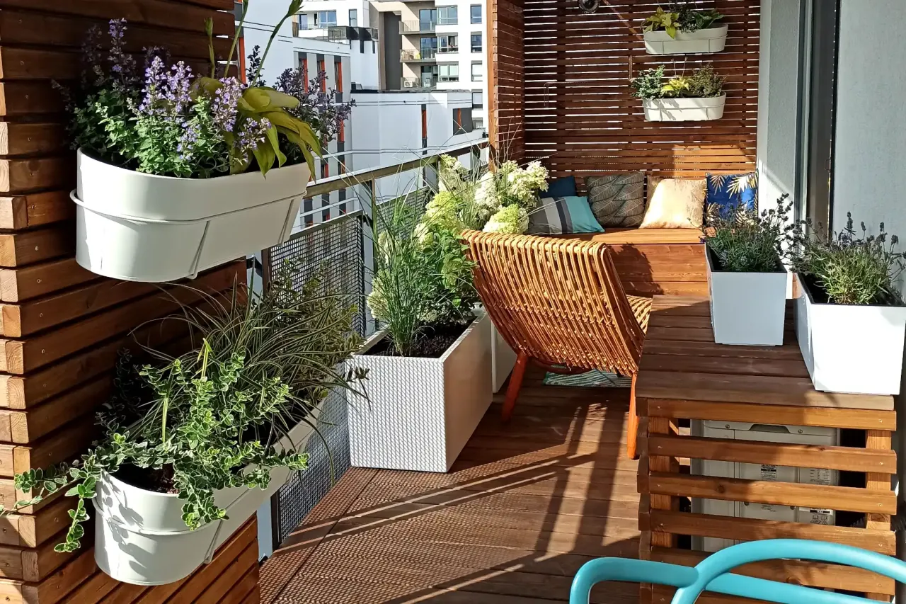 inspiracje aranżacji małego balkonu w bloku