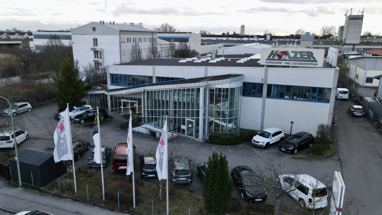 Zdjęcie Holzer Karosserie und Lackierzentrum GmbH: Top Service für Ihr Fahrzeug