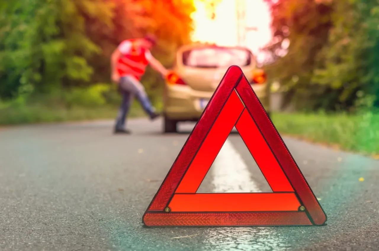 awaria samochodu na autostradzie tr&oacute;jkąt ostrzegawczy