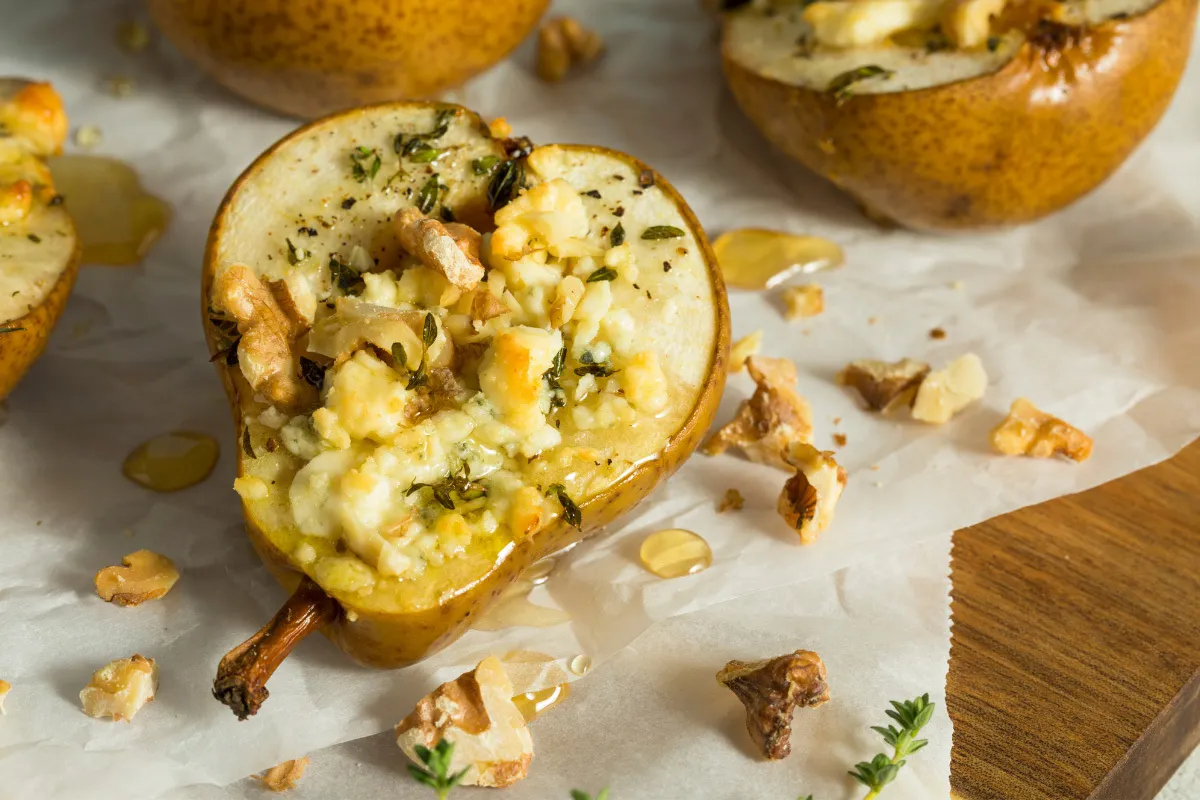 Birne mit Ziegenk&auml;se und Thymian