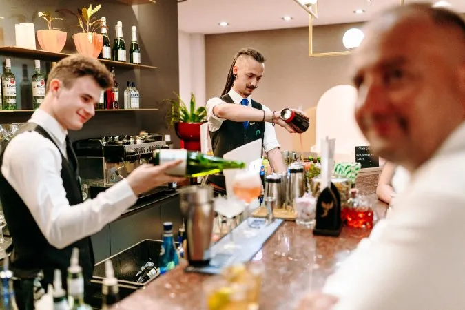 barman w pracy Toruń, barman przygotowujący drinki