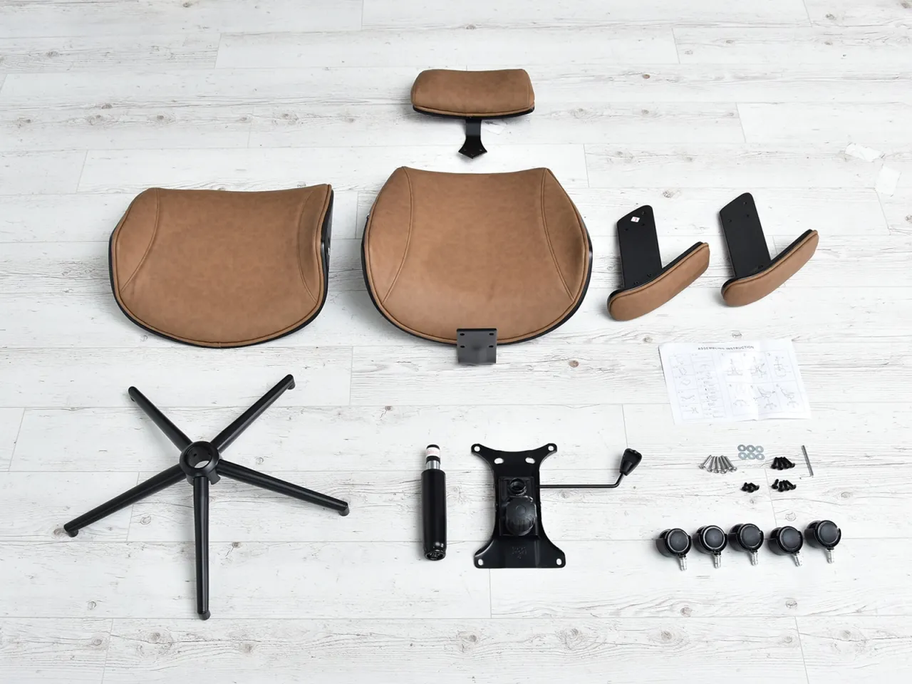 Elementy krzesła obrotowego gotowe do montażu. Instrukcja podpowie, jak zamontować kółka do krzesła obrotowego.