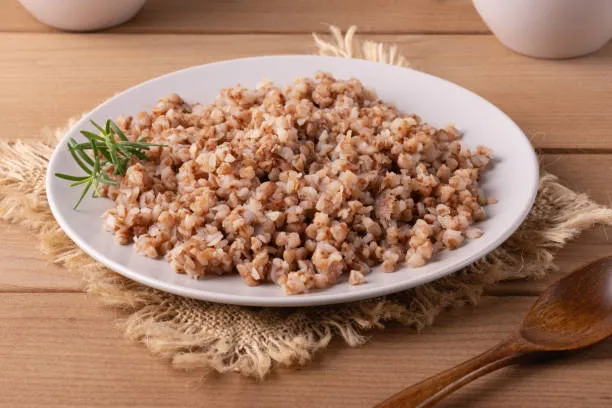 Buchweizenk&ouml;rner und gekochter Buchweizen in einer Schale