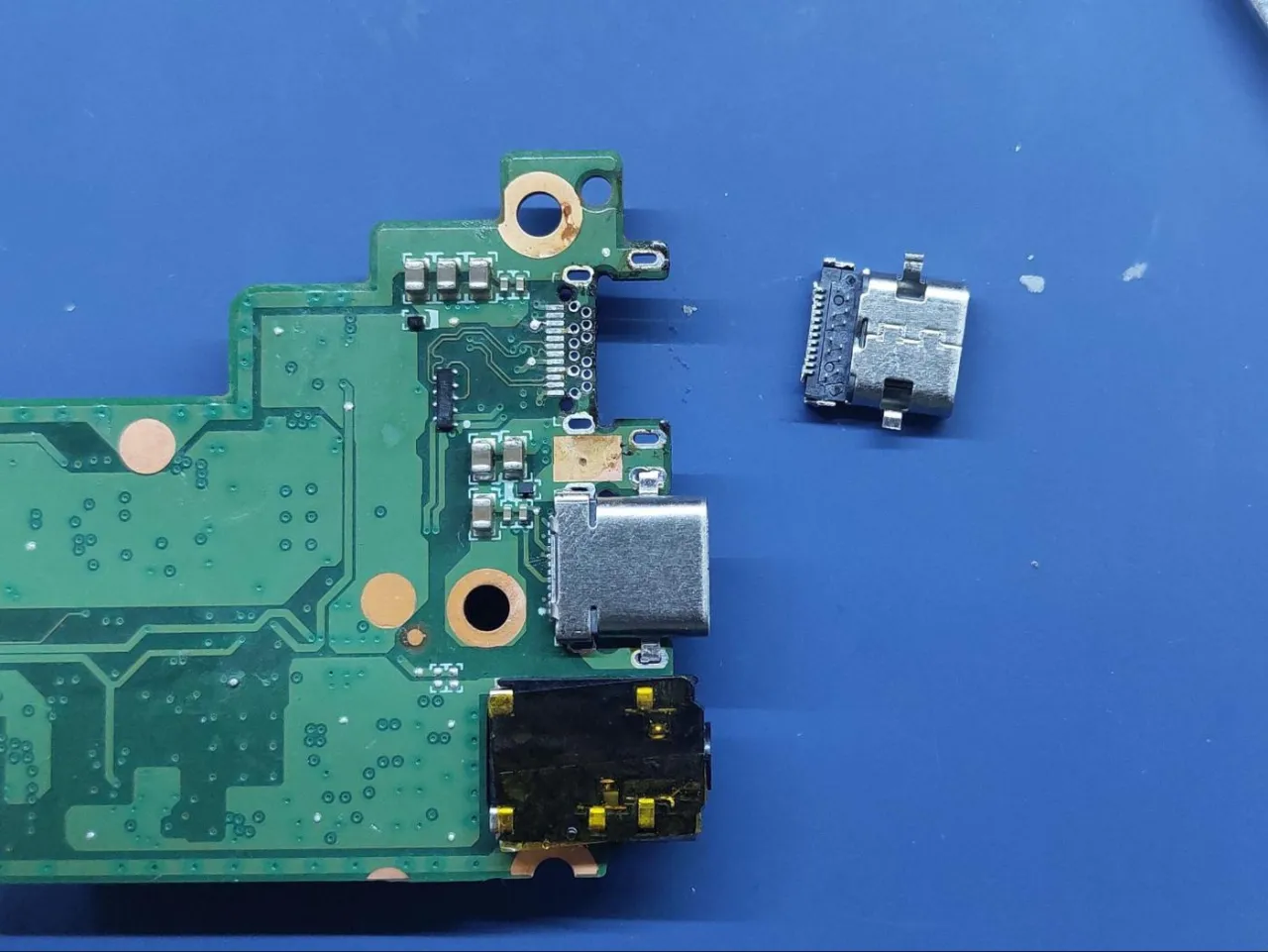 Wymiana gniazda zasilającego w zasilaczu komputerowym