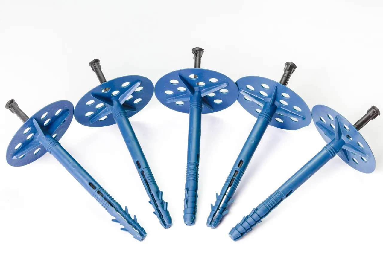 Rodzaje kołk&oacute;w do styropianu, kołki z trzpieniem metalowym i plastikowym