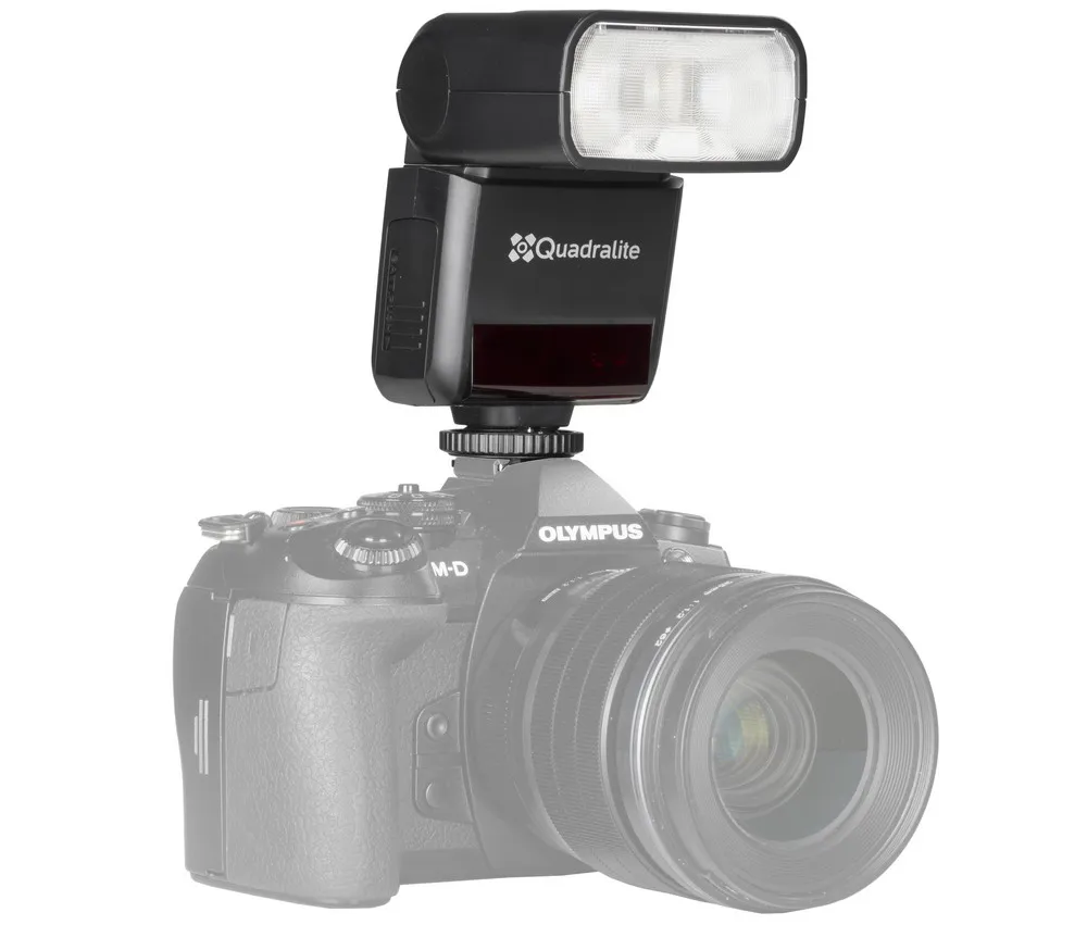 aparat z lampą błyskową na gorącej stopce