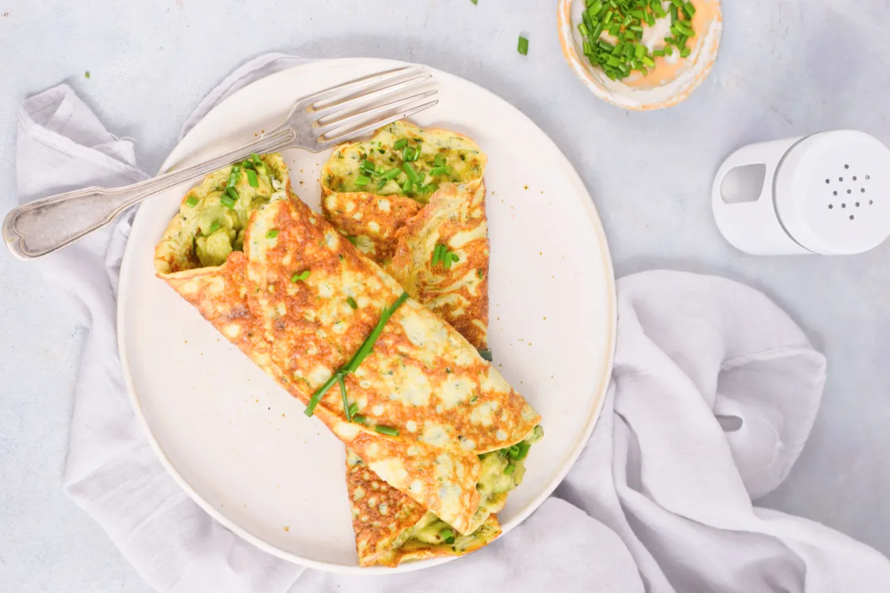 Roladki z omletu z awokado i szczypiorkiem &ndash; pyszne i zdrowe przepisy dla dzieci na obiad.