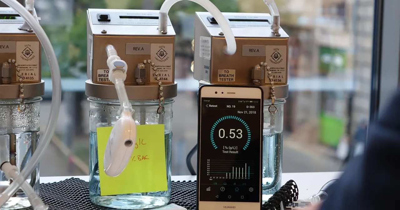 Eksperyment z alkomatem: jak dmuchać w alkomat żeby nie wykazało? Wynik 0.53 % (g/L) na ekranie telefonu.