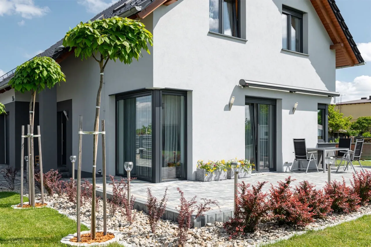 nowoczesne okna antracytowe elewacja