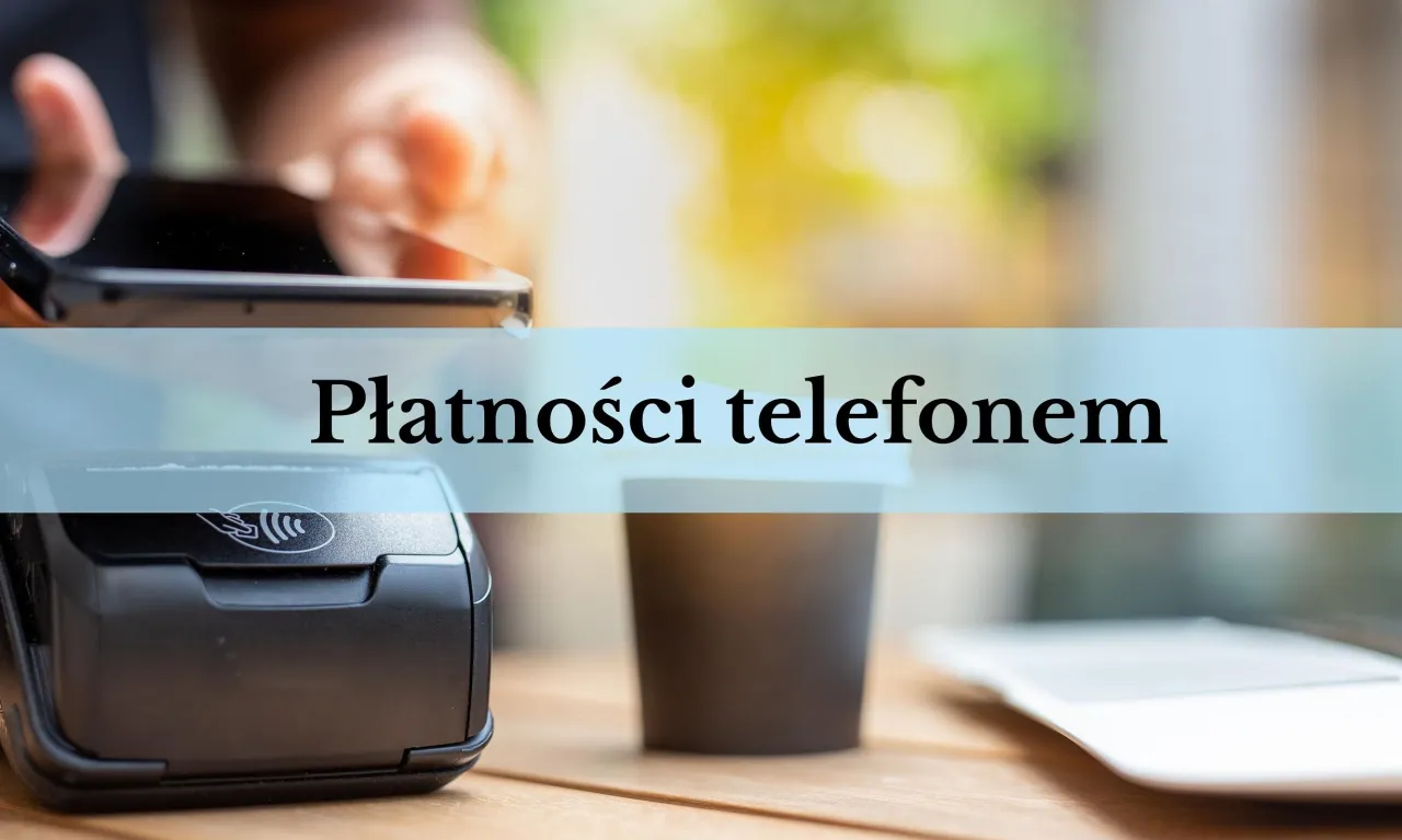Zbliżenie na dłoń trzymającą telefon nad terminalem płatniczym. Dowiedz się, jak płacić telefonem Millenium.