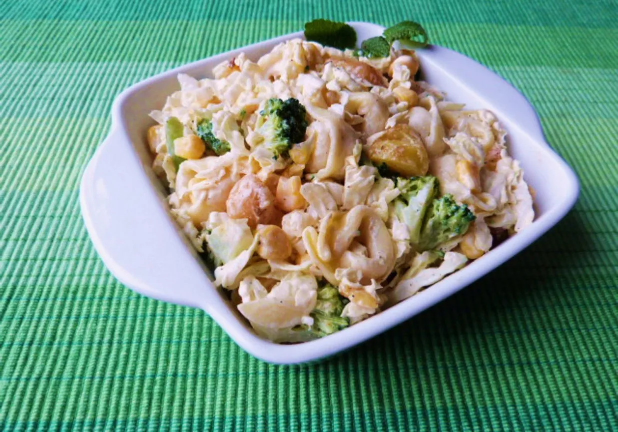 sałatka z tortellini z mięsem