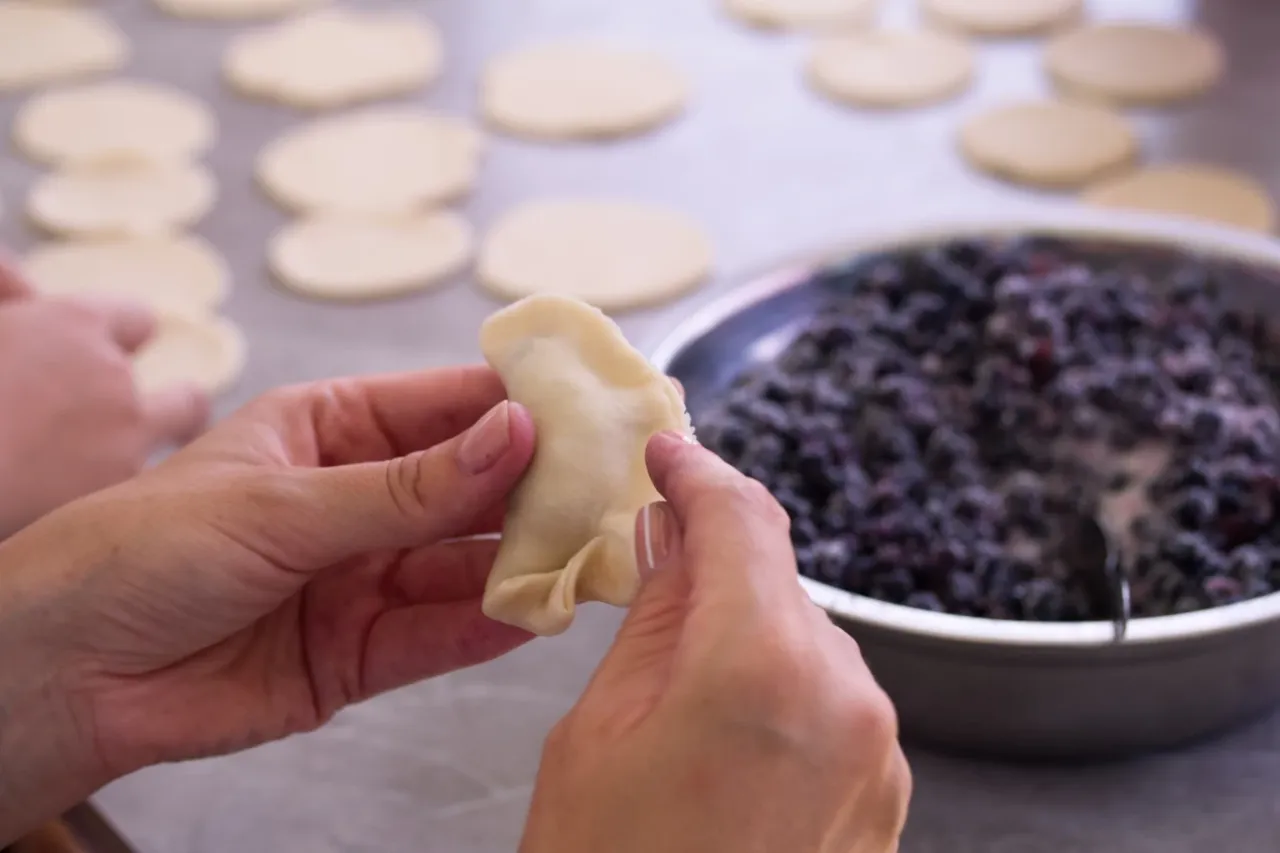 Ręcznie lepione pierogi z jagodami. Czy ciasto na pierogi można zamrozić? Tak, można je zamrozić przed lepieniem.